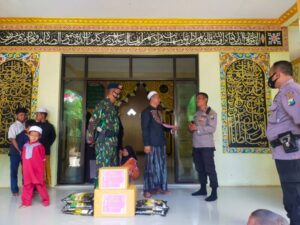 Korp Brimob Bersama Kapolsek Curahdami Memberikan Santunan ke Ponpes Yatim Aszahro Desa Locare