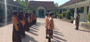 Dampingi Persami, Babinsa Koncer Kidul Latih PBB