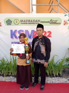 Penyerahan Hadiah Kepada Juara 2 Lomba Kompetisi Sains Madrasah (KSM) Mata Pelajaran IPA Terintegrasi