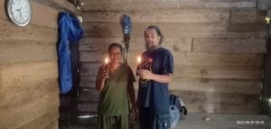 Tim Komunitas Perjalanan Cahaya Memasang Lampu Gratis dengan Sumber Listrik Panel Surya untuk 2 Warga Pematang Malang