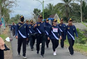 Antusias Peserta Gerak Jalan Dalam Momen Dirgahayu Di Desa Jambewangi Banyuwangi