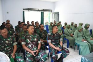 Ini Pesan Dandim Bondowoso Saat Berikan Jam Komandan Pada Prajurit
