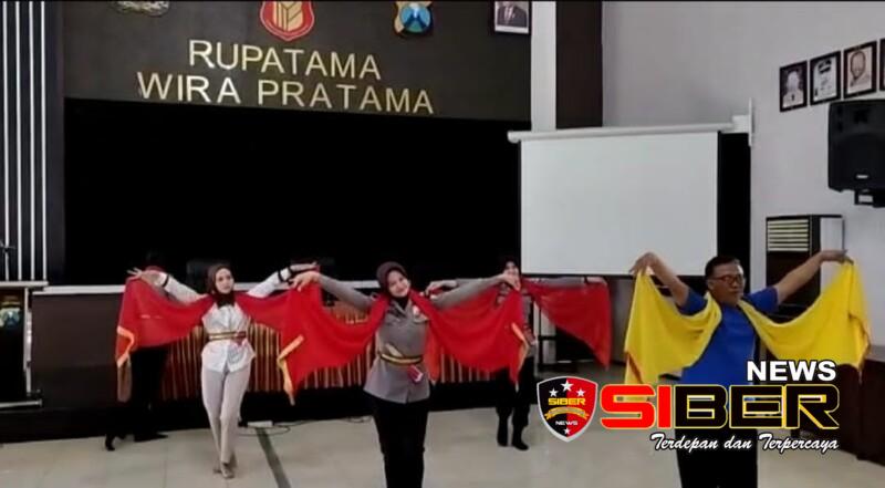 Persiapkan HUT Polwan Ke-74 di Polda Jatim, Polwan Polresta Banyuwangi Latihan Tari Gandrung