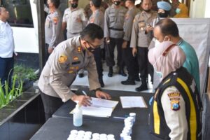AKBP Wimboko, SIK Melaksanakan Tes Urine Kepada Seluruh Anggota Polres Bondowoso