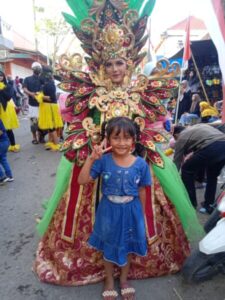 Para Peserta Parade Karnaval HUT RI ke-77 Menjadi Media Selfi Masyarakat