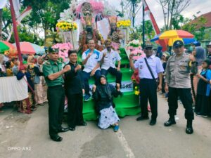 Danramil dan Camat Glenmore Selfi bersama Masyarakat, Dalam Giat Karnaval HUT RI ke-77