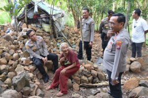 Kapolres Bondowoso AKBP Wimboko SIK, Turun Langsung Memberikan Bantuan Pada Warga Kurang Mampu