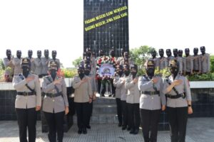 Polwan Polresta Banyuwangi Ziarah dan Tabur Bunga di TMP Wisma Raga Satria