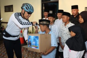 Berbagi Sesama Saat Gowes Barokah, Polres Tulungagung Bersama Kodim 0807 Santuni Anak Yatim