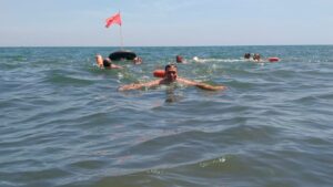 Tingkatkan Kemampuan, Prajurit Puslatpurmar-5 Baluran Laksanakan Renang di Laut