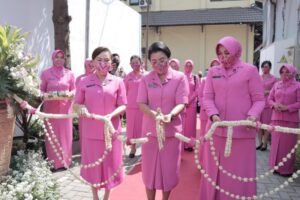 Ketua Bhayangkari Daerah Jawa Timur Resmikan Gedung Bhayangkari dan Toko Pinkss