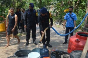 Brimob Polda Jatim Berikan Bantuan Air Bersih di Tiga Kabupaten/ Kota di Jatim