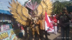 Semarak HUT RI Yang Ke 77 Tahun Kades Suco Pangepok Pimpin Carnaval Dengan Memakai Kostum Garuda