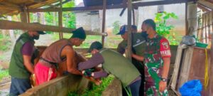 Anggota Koramil 0825/04 Genteng monitoring Barcode Hewan Ternak