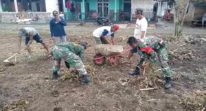 Personil Koramil 0825/07 Cluring Bersama Warga Desa Tampo, Mengikuti Aksi Goro