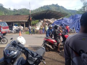 Gudang Rosokan Tepat Berada Di Sisi Jalan Nasional Bebas Beroperasi