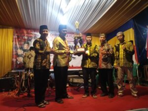 Kades Jambewangi Serahkan Tropi Juara Lomba Lingkungan Terpadu Dusun Krajan