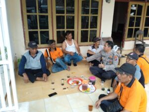Kebersamaan Bhabinkamtibmas bersama Perangkat Desa dan Warga Dadapan