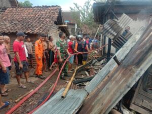 Na’as 2 Rumah Warga Desa Gunung Anyar Di Lalap Si Jago Merah…!!!