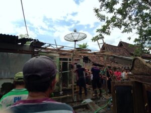Satpolpp Dan BPBD Serta Jajaran Bahu Membahu Padamkan Api Didesa Gunung Anyar Tapen