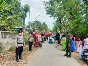 Polsek Arjasa Laksanakan Pengawalan dan Pengamanan Pawai Budaya di Desa Curah Tatal Situbondo