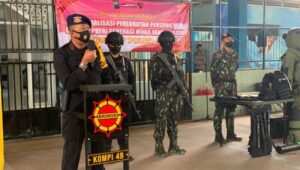 Personel Batalyon B Pelopor Komsos di SMKN 6 Malang