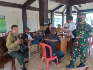 Babinsa Koramil Tlogosari Pantau Pembagian BLT Dana Desa