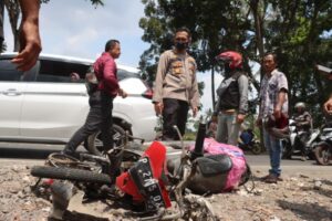 AKBP Wimboko, SIK Dengan Cepat dan Sigap Membantu Korban Laka di Jalan Raya Bondowoso-Situbondo