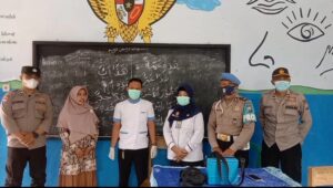 Polsek Dampit Beri Pengamanan Imunisasi Campak Rubela Puskesmas Dampit