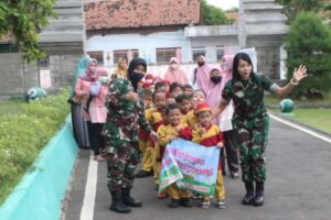 Kodim 0825/Banyuwangi Berikan Sambutan Humanis Atas Kunjungan TK Khadijah 4 Panderejo