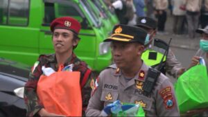 Penyesuaian Harga BBM, Polres Malang Berikan Bantuan Sembako Kepada Sopir Angkot