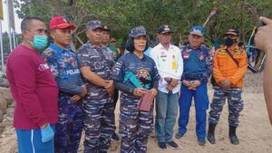Lanal Malang Lakukan Kegiatan Bersih Bersih Pantai Sendang Biru