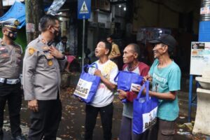 Kepedulian Kapolres Bondowoso Menyalurkan Bansos, Kepada Masyarakat yang Merasakan Dampak Kenaikan Harga BBM