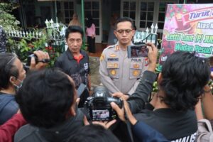 Kapolres Bondowoso Melakukan Takziah Kepada Keluarga Korban Pesawat yang Jatuh di Selat Madura