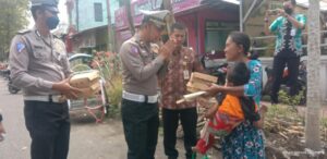 Kasat Dan KRI Satlantas Polres Bondowoso Gelar Jum at Berbagi Nasi Kotak