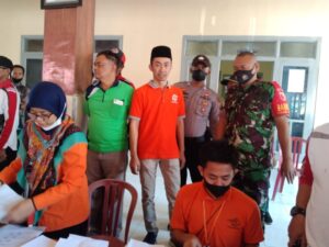 Babinsa dan Bhabinkamtibmas Dampingi Penyaluran BLT-BBM di Desa Gunusari Bondowoso