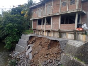 Plengsengan Di Desa Singojuruh Ambrol dan Rusak Parah