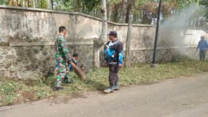 Ciptakan Lingkungan Yang Bersih, Babinsa Sukosari Bersama Warga Bersihkan Lingkungan Desa
