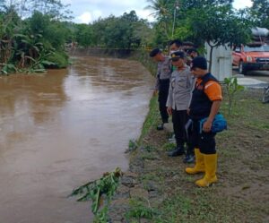 Polres Malang Bergabung Relawan Evakuasi Bencana Banjir di Desa Sitiarjo-Sumawe