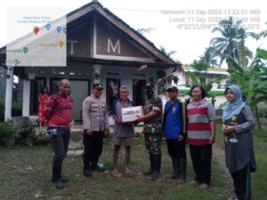 Polsek Sumbermanjing Wetan Berikan Bansos Sembako Korban Terdampak Banjir