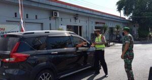 Personel Koramil 0825/01 Banyuwangi Gelar Giat Penyekatan Bersama Aparat Gabungan