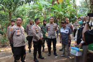 Meringankan Beban Dampak Kenaikan BBM Polres Bondowoso Bagikan Sembako Kepada Warga di Desa Curahpoh