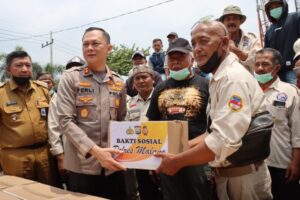 Polres Malang Distribusikan 150 Paket Sembako Kepada Sopir Angkutan Wisata TNBTS