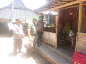 Kapolres Bersama Danramil 13/Tlogosari Bondowoso, Gelar Bakti Sosial Berbagi Sembako