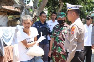 Wujud Polres Bondowoso Peduli Warga Kurang Mampu Berikan Sembako Dan BPJS Gratis Didesa Patemon