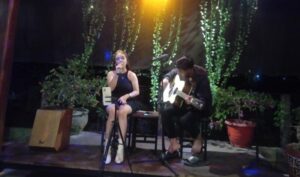 Suasana Glamor Dengan Musik Akustik Khas Cafe Sagah