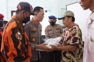 Sambangi Pesisir Pantai Selatan, Kapolres Malang Pimpin Pembagian Bansos Bagi Warga Terdampak Penyesuaian Harga BBM