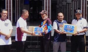 Kasat Lantas Polres Bondowoso Berikan Tali Asih Dan Bersih Masjid