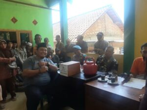 Pemdes Sumbercanting Botolinggo Salurkan BLT BBM Kepada Warga Kurang Mampu