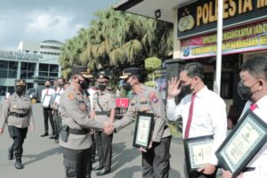 Kapolresta Pimpin Upacara Sertijab Kapolsek Lowokwaru Dan Pemberian Penghargaan Anggota Berprestasi